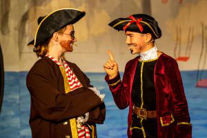 Zwei Schüler verkleidet als Piraten 