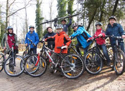 Eine Gruppe Schüler mit den Mountainbikes